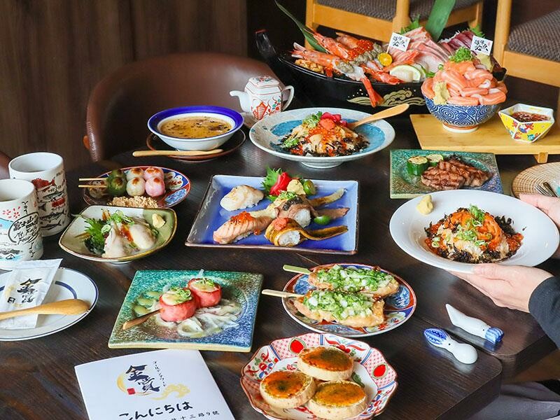 竹北必吃日料金賞壽司！爆量鮭魚親子丼鋪滿18片，超厚切生魚片讓你大滿足。