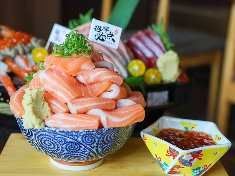 竹北必吃日料金賞壽司！爆量鮭魚親子丼鋪滿18片，超厚切生魚片讓你大滿足。