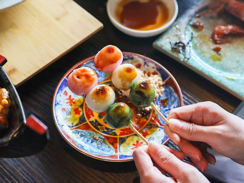 竹北必吃日料金賞壽司！爆量鮭魚親子丼鋪滿18片，超厚切生魚片讓你大滿足。