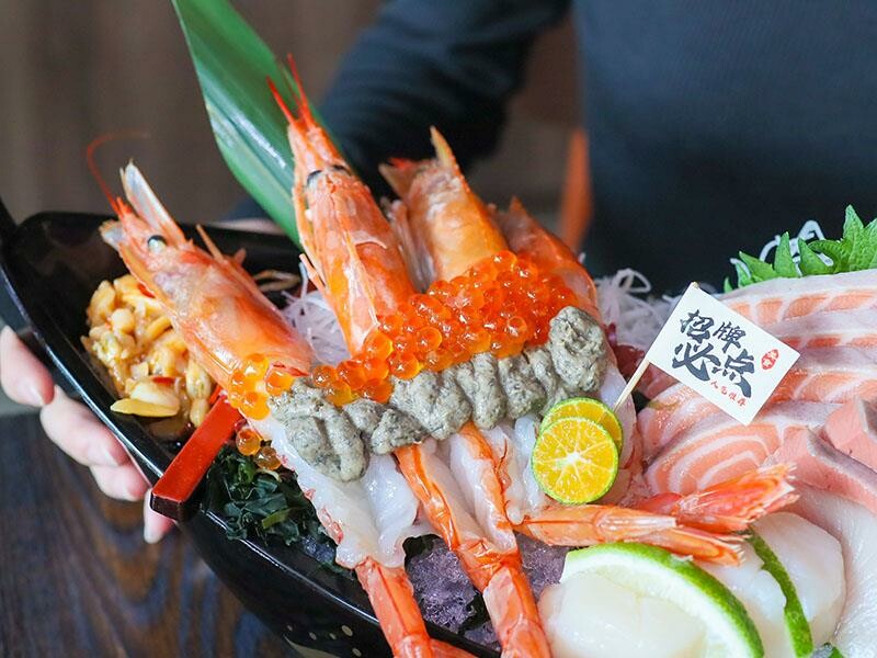 竹北必吃日料金賞壽司！爆量鮭魚親子丼鋪滿18片，超厚切生魚片讓你大滿足。