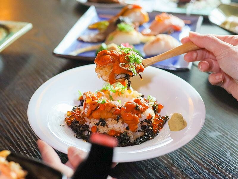 竹北必吃日料金賞壽司！爆量鮭魚親子丼鋪滿18片，超厚切生魚片讓你大滿足。