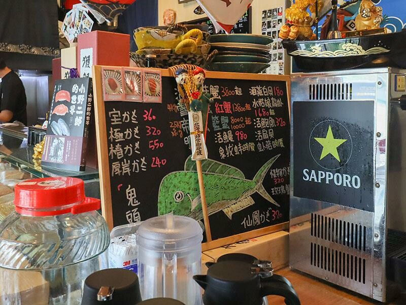 竹北必吃日料金賞壽司！爆量鮭魚親子丼鋪滿18片，超厚切生魚片讓你大滿足。