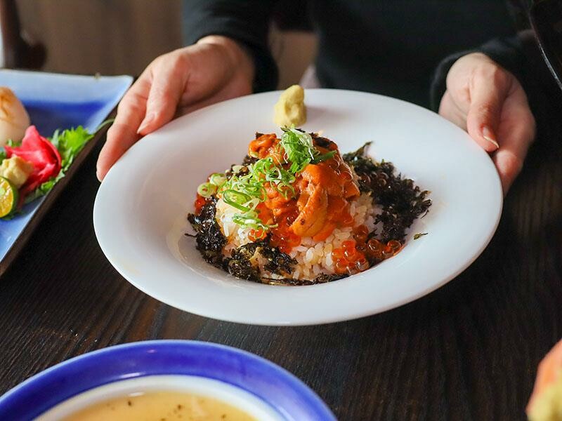 竹北必吃日料金賞壽司！爆量鮭魚親子丼鋪滿18片，超厚切生魚片讓你大滿足。