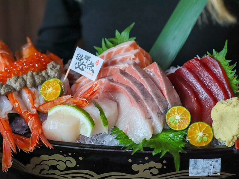 竹北必吃日料金賞壽司！爆量鮭魚親子丼鋪滿18片，超厚切生魚片讓你大滿足。