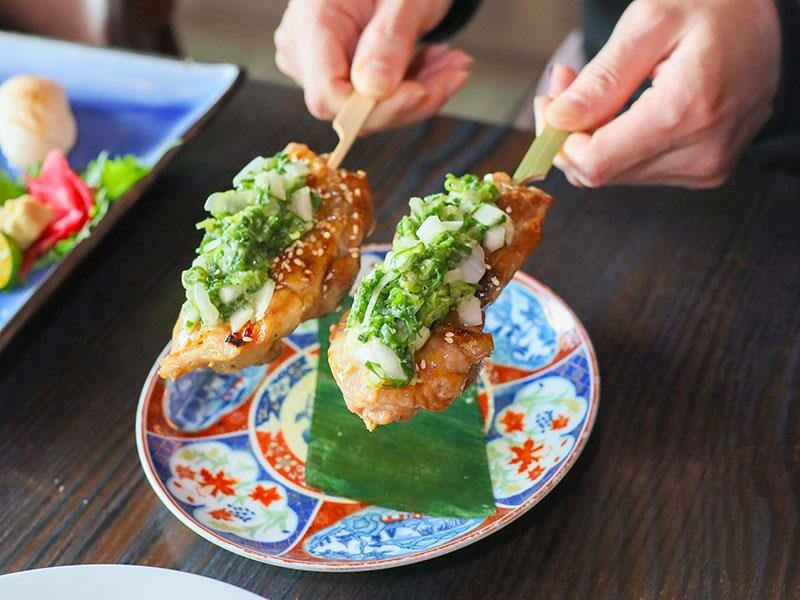 竹北必吃日料金賞壽司！爆量鮭魚親子丼鋪滿18片，超厚切生魚片讓你大滿足。