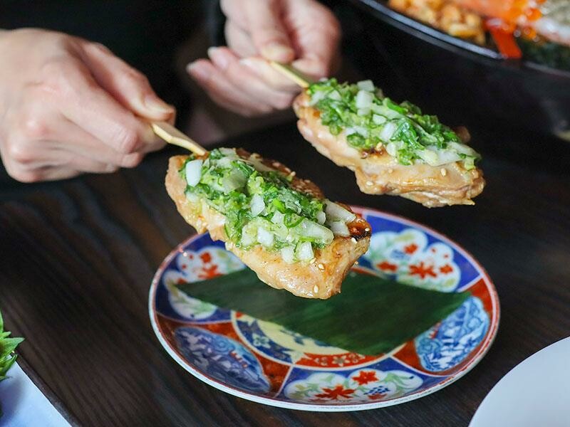 竹北必吃日料金賞壽司！爆量鮭魚親子丼鋪滿18片，超厚切生魚片讓你大滿足。