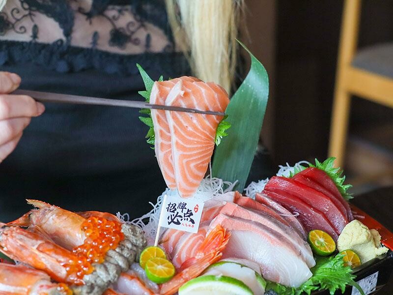 竹北必吃日料金賞壽司！爆量鮭魚親子丼鋪滿18片，超厚切生魚片讓你大滿足。