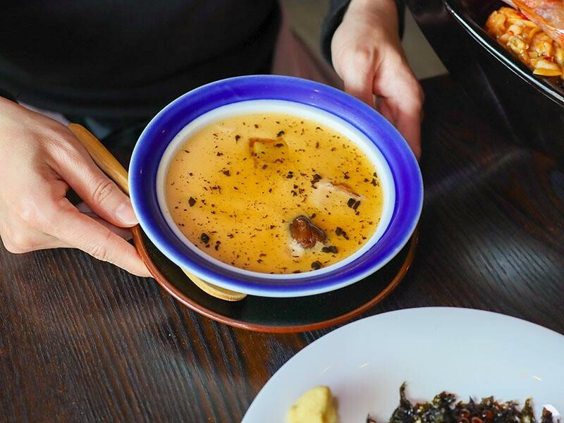 竹北必吃日料金賞壽司！爆量鮭魚親子丼鋪滿18片，超厚切生魚片讓你大滿足。