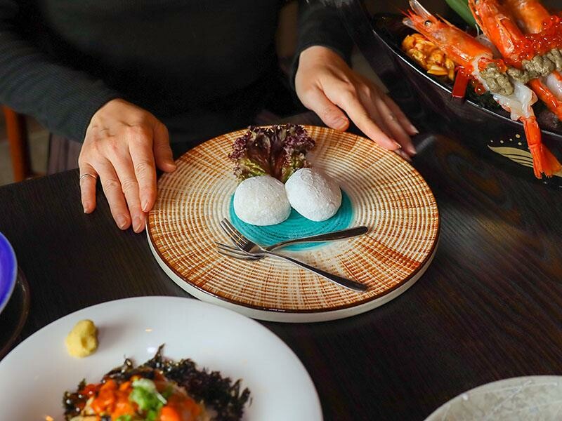 竹北必吃日料金賞壽司！爆量鮭魚親子丼鋪滿18片，超厚切生魚片讓你大滿足。