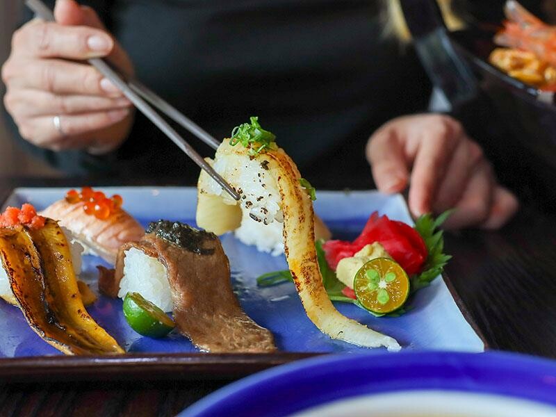 竹北必吃日料金賞壽司！爆量鮭魚親子丼鋪滿18片，超厚切生魚片讓你大滿足。