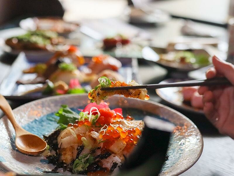 竹北必吃日料金賞壽司！爆量鮭魚親子丼鋪滿18片，超厚切生魚片讓你大滿足。