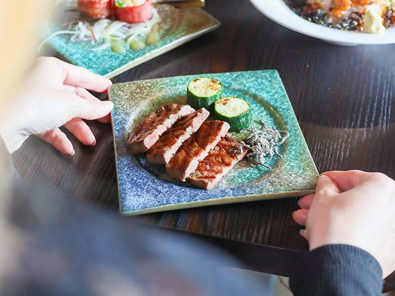 竹北必吃日料金賞壽司！爆量鮭魚親子丼鋪滿18片，超厚切生魚片讓你大滿足。