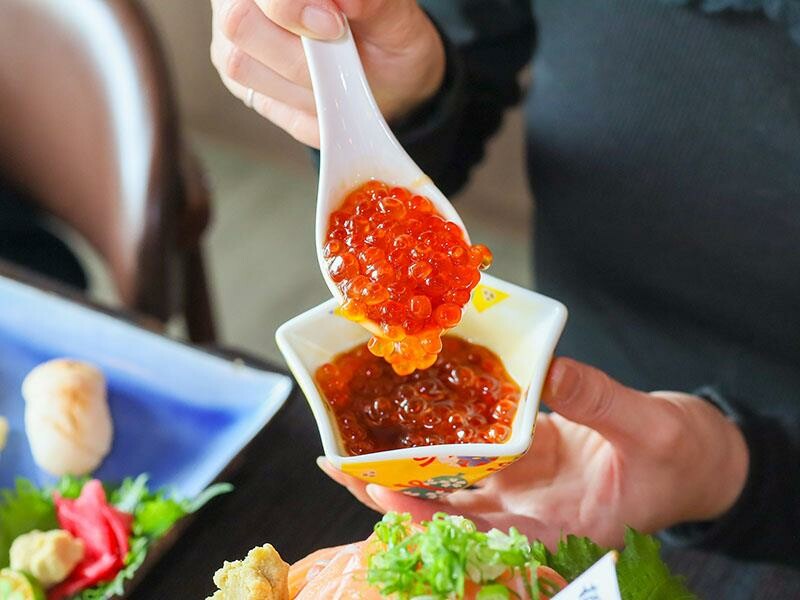 竹北必吃日料金賞壽司！爆量鮭魚親子丼鋪滿18片，超厚切生魚片讓你大滿足。