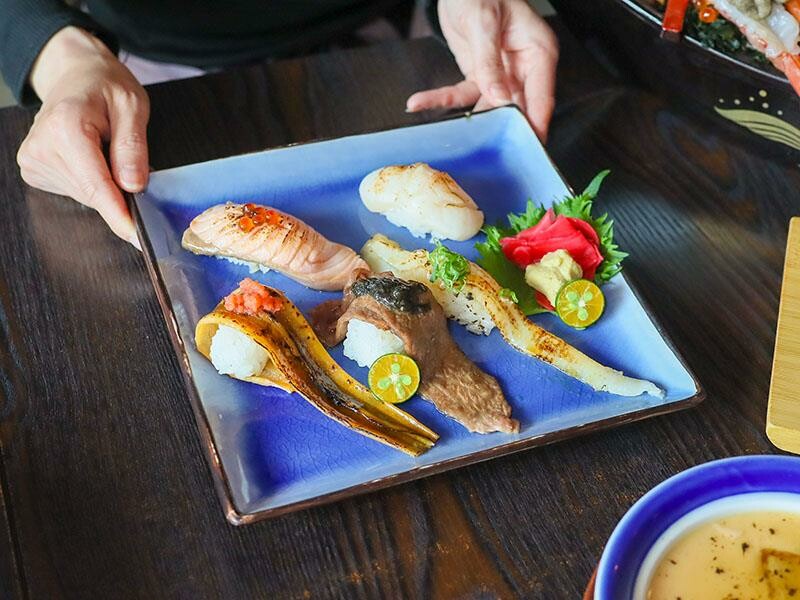 竹北必吃日料金賞壽司！爆量鮭魚親子丼鋪滿18片，超厚切生魚片讓你大滿足。