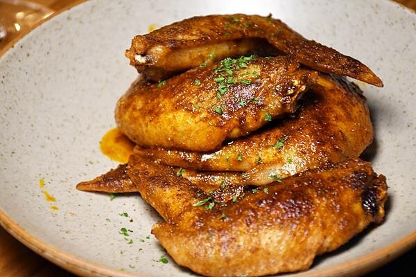 高雄市前金區居然在這裡？百貨美食街中最美的餐酒館！慶生、聚會、告白必選餐廳【蘼樂餐酒】～結合時尚與復古，打造不同