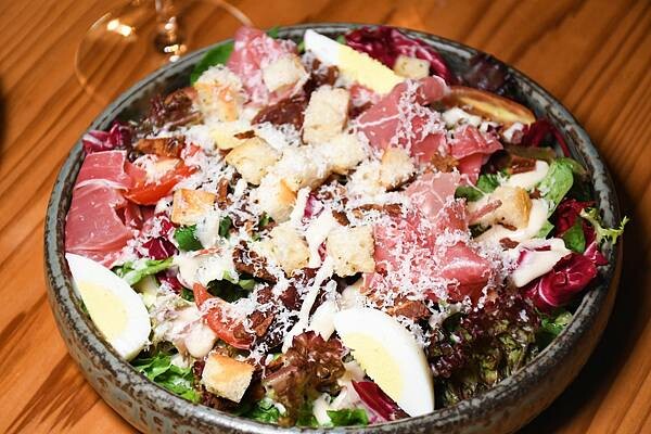 高雄市前金區居然在這裡？百貨美食街中最美的餐酒館！慶生、聚會、告白必選餐廳【蘼樂餐酒】～結合時尚與復古，打造不同