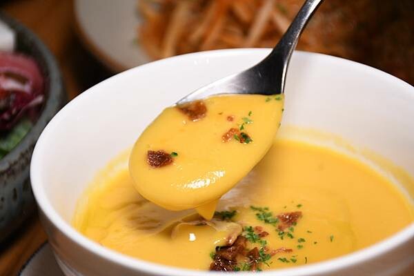 高雄市前金區居然在這裡？百貨美食街中最美的餐酒館！慶生、聚會、告白必選餐廳【蘼樂餐酒】～結合時尚與復古，打造不同