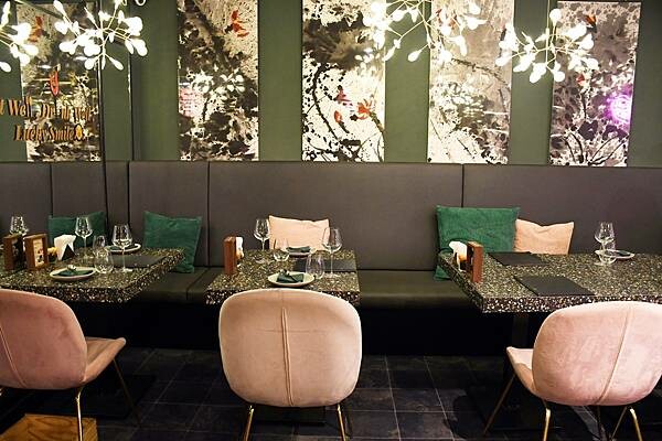 高雄市前金區居然在這裡？百貨美食街中最美的餐酒館！慶生、聚會、告白必選餐廳【蘼樂餐酒】～結合時尚與復古，打造不同