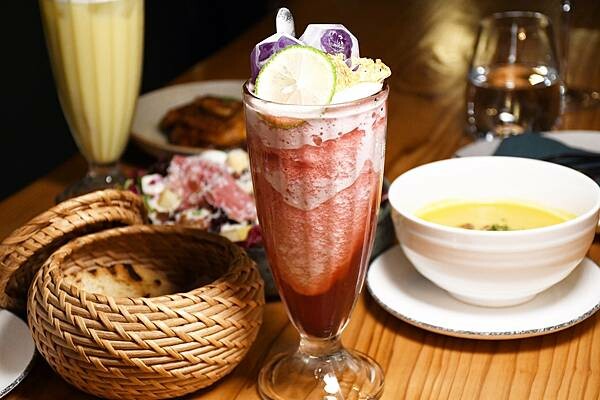 高雄市前金區居然在這裡？百貨美食街中最美的餐酒館！慶生、聚會、告白必選餐廳【蘼樂餐酒】～結合時尚與復古，打造不同