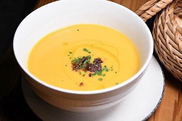 高雄市前金區居然在這裡？百貨美食街中最美的餐酒館！慶生、聚會、告白必選餐廳【蘼樂餐酒】～結合時尚與復古，打造不同