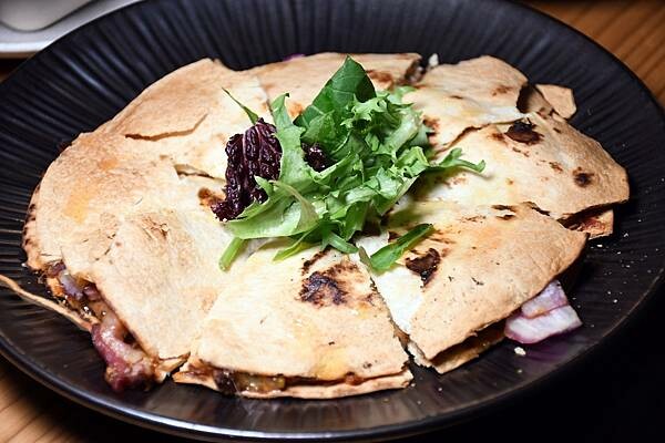 高雄市前金區居然在這裡？百貨美食街中最美的餐酒館！慶生、聚會、告白必選餐廳【蘼樂餐酒】～結合時尚與復古，打造不同