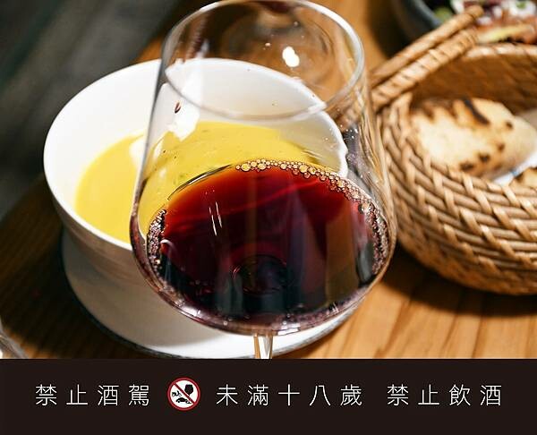 高雄市前金區居然在這裡？百貨美食街中最美的餐酒館！慶生、聚會、告白必選餐廳【蘼樂餐酒】～結合時尚與復古，打造不同