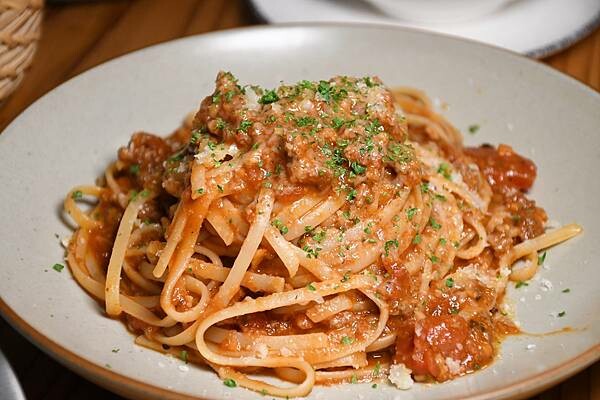 高雄市前金區居然在這裡？百貨美食街中最美的餐酒館！慶生、聚會、告白必選餐廳【蘼樂餐酒】～結合時尚與復古，打造不同