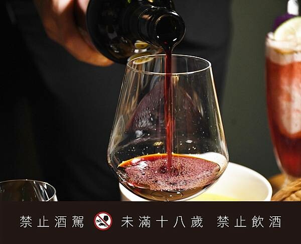 高雄市前金區居然在這裡？百貨美食街中最美的餐酒館！慶生、聚會、告白必選餐廳【蘼樂餐酒】～結合時尚與復古，打造不同