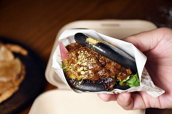 高雄市前金區居然在這裡？百貨美食街中最美的餐酒館！慶生、聚會、告白必選餐廳【蘼樂餐酒】～結合時尚與復古，打造不同