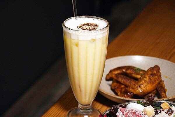 高雄市前金區居然在這裡？百貨美食街中最美的餐酒館！慶生、聚會、告白必選餐廳【蘼樂餐酒】～結合時尚與復古，打造不同