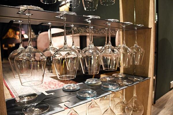 高雄市前金區居然在這裡？百貨美食街中最美的餐酒館！慶生、聚會、告白必選餐廳【蘼樂餐酒】～結合時尚與復古，打造不同