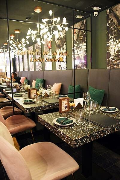 高雄市前金區居然在這裡？百貨美食街中最美的餐酒館！慶生、聚會、告白必選餐廳【蘼樂餐酒】～結合時尚與復古，打造不同