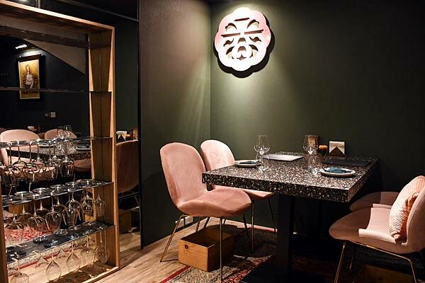 高雄市前金區居然在這裡？百貨美食街中最美的餐酒館！慶生、聚會、告白必選餐廳【蘼樂餐酒】～結合時尚與復古，打造不同