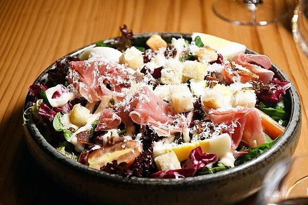 高雄市前金區居然在這裡？百貨美食街中最美的餐酒館！慶生、聚會、告白必選餐廳【蘼樂餐酒】～結合時尚與復古，打造不同