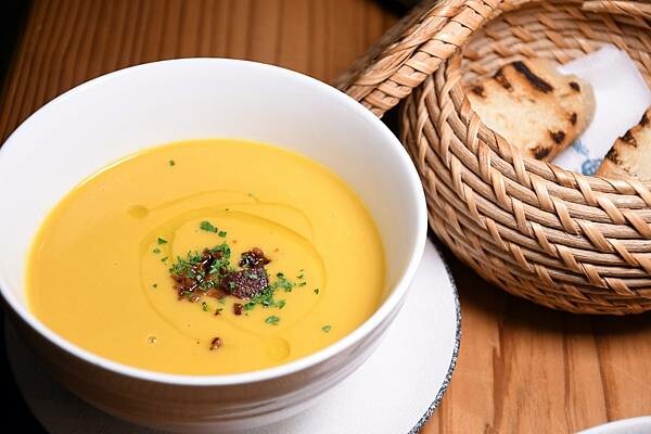 高雄市前金區居然在這裡？百貨美食街中最美的餐酒館！慶生、聚會、告白必選餐廳【蘼樂餐酒】～結合時尚與復古，打造不同