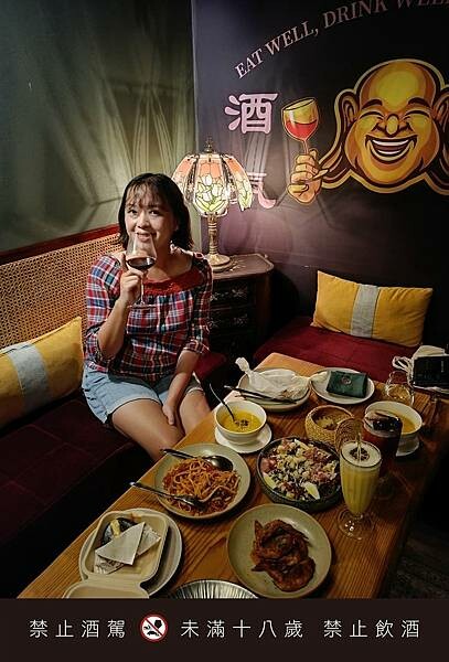 高雄市前金區居然在這裡？百貨美食街中最美的餐酒館！慶生、聚會、告白必選餐廳【蘼樂餐酒】～結合時尚與復古，打造不同