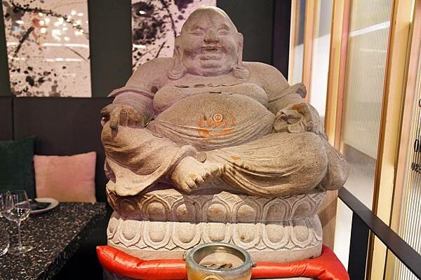 高雄市前金區居然在這裡？百貨美食街中最美的餐酒館！慶生、聚會、告白必選餐廳【蘼樂餐酒】～結合時尚與復古，打造不同