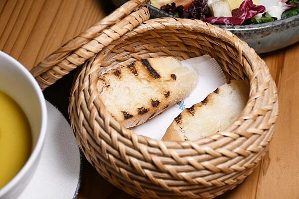 高雄市前金區居然在這裡？百貨美食街中最美的餐酒館！慶生、聚會、告白必選餐廳【蘼樂餐酒】～結合時尚與復古，打造不同