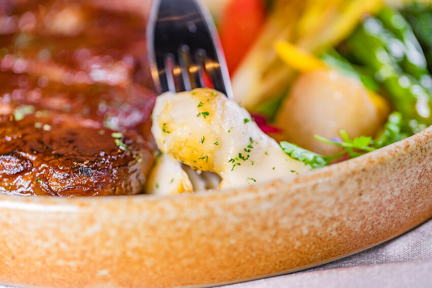 漢神百貨美食 X 低調奢華餐酒館 精緻經典的排餐 主廚特製餐點 約會聚餐的好所在 -蘼樂餐酒