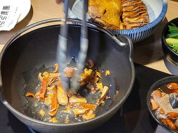 【嘉義】狂一鍋新台式火鍋 嘉義博愛店～最狂的正宗台式爆炒火鍋 獨家"功夫排骨酥鍋"及十種獨特湯底鍋物 就
