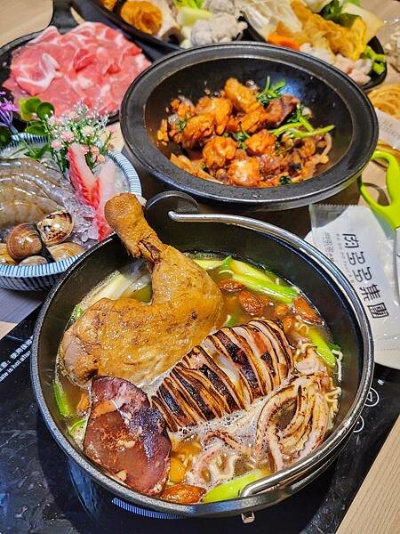 【嘉義】狂一鍋新台式火鍋 嘉義博愛店～最狂的正宗台式爆炒火鍋 獨家"功夫排骨酥鍋"及十種獨特湯底鍋物 就