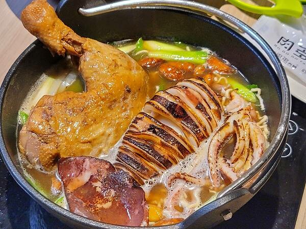 【嘉義】狂一鍋新台式火鍋 嘉義博愛店～最狂的正宗台式爆炒火鍋 獨家"功夫排骨酥鍋"及十種獨特湯底鍋物 就