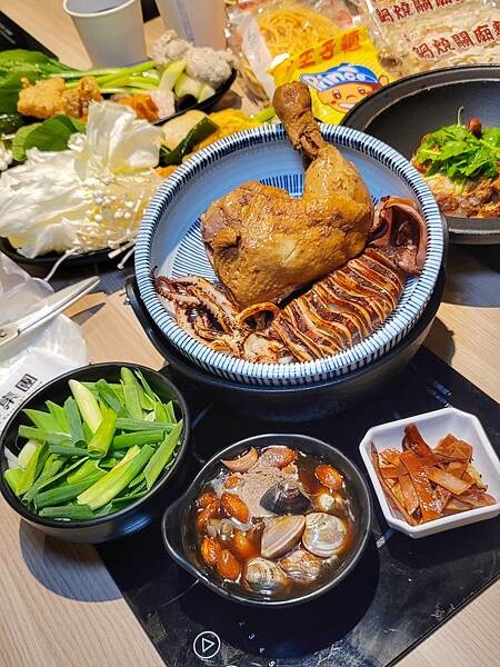 【嘉義】狂一鍋新台式火鍋 嘉義博愛店～最狂的正宗台式爆炒火鍋 獨家"功夫排骨酥鍋"及十種獨特湯底鍋物 就