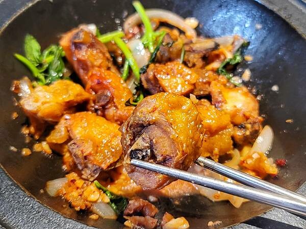 【嘉義】狂一鍋新台式火鍋 嘉義博愛店～最狂的正宗台式爆炒火鍋 獨家"功夫排骨酥鍋"及十種獨特湯底鍋物 就