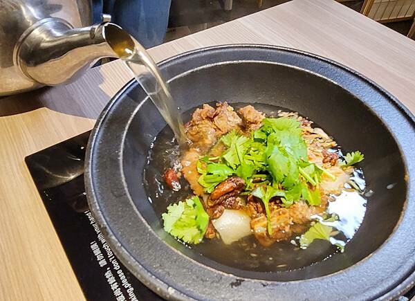 【嘉義】狂一鍋新台式火鍋 嘉義博愛店～最狂的正宗台式爆炒火鍋 獨家"功夫排骨酥鍋"及十種獨特湯底鍋物 就