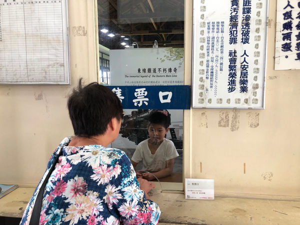 圓圓家出去玩-《花蓮景點》花蓮鐵道文化園區，花蓮免費景點，懷舊復古風最愛，還能變身小小售票員
