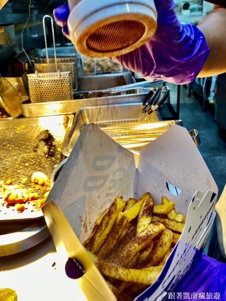 新品開箱【咚雞咚雞韓式炸雞-楠梓益群店】黑潮來襲！嚐鮮黑色系炸物美食！金箔黑潮派對餐 黑潮松露派對餐 創新翻轉經典韓式炸雞