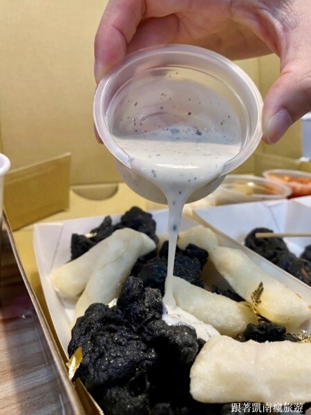 新品開箱【咚雞咚雞韓式炸雞-楠梓益群店】黑潮來襲！嚐鮮黑色系炸物美食！金箔黑潮派對餐 黑潮松露派對餐 創新翻轉經典韓式炸雞