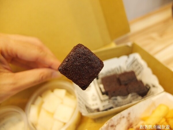 新品開箱【咚雞咚雞韓式炸雞-楠梓益群店】黑潮來襲！嚐鮮黑色系炸物美食！金箔黑潮派對餐 黑潮松露派對餐 創新翻轉經典韓式炸雞