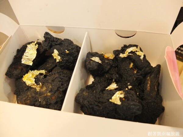 新品開箱【咚雞咚雞韓式炸雞-楠梓益群店】黑潮來襲！嚐鮮黑色系炸物美食！金箔黑潮派對餐 黑潮松露派對餐 創新翻轉經典韓式炸雞